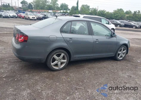 2010 Volkswagen Jetta Limited Edition z USA, uszkodzony, nr VIN 3VWRZ7AJ7AM155458